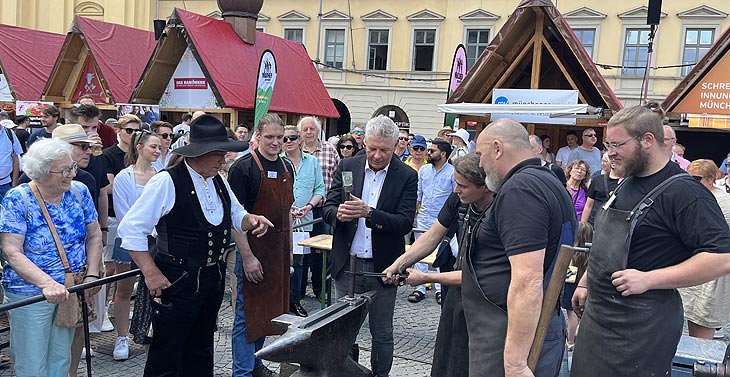 Oberbürgermeister Dieter Reiter am 17.06.2023 bei der Eröffnung des Handwerkerdorfs auf dem Odeonsplatz (©Foto.Martin Schmitz)
